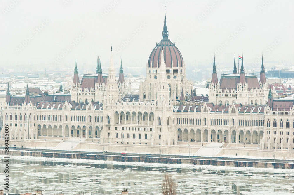 Fototapeta premium Hungarian parliament, winter