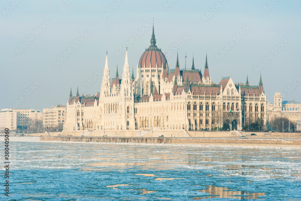 Obraz premium Hungarian parliament, winter