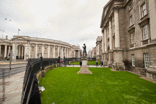 Obraz na płótnie The exterior of Trinity College in Dublin, Ireland w salonie