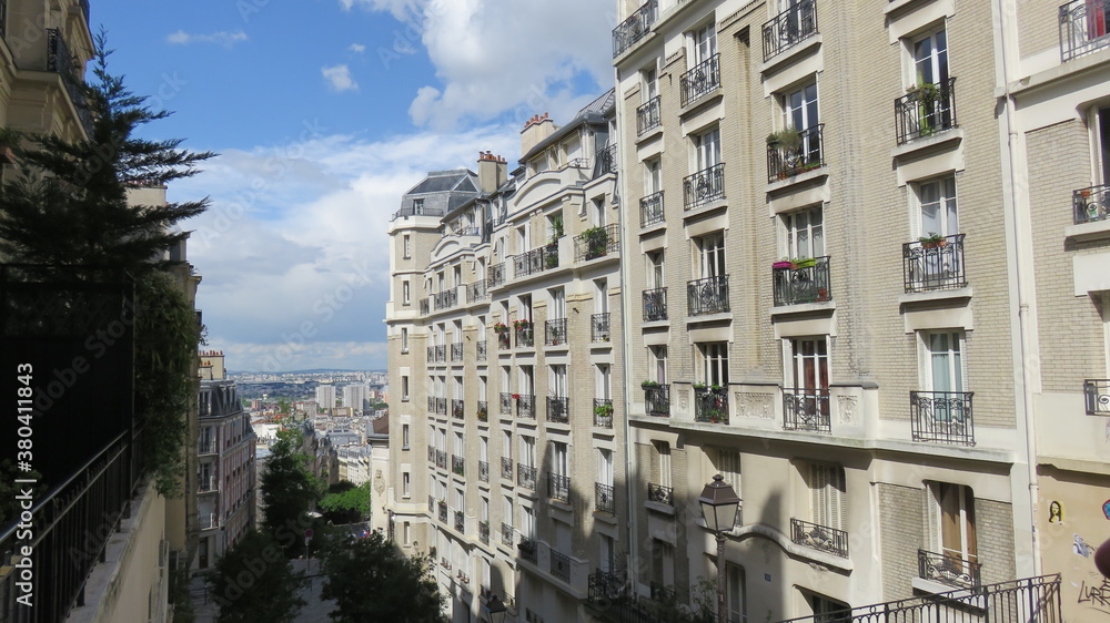 Vista de las construcciones típicas en la zona de montparnasse, Paris, Francia.