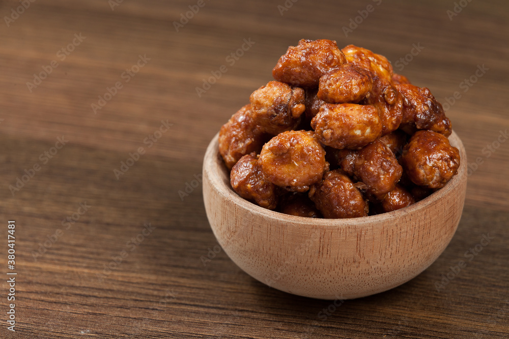 Wooden Bowl With Candied Organic Peanuts - Hypogaea de Arachis. Wooden Bowl With Candied Organic Peanuts - Hypogaea de Arachis.