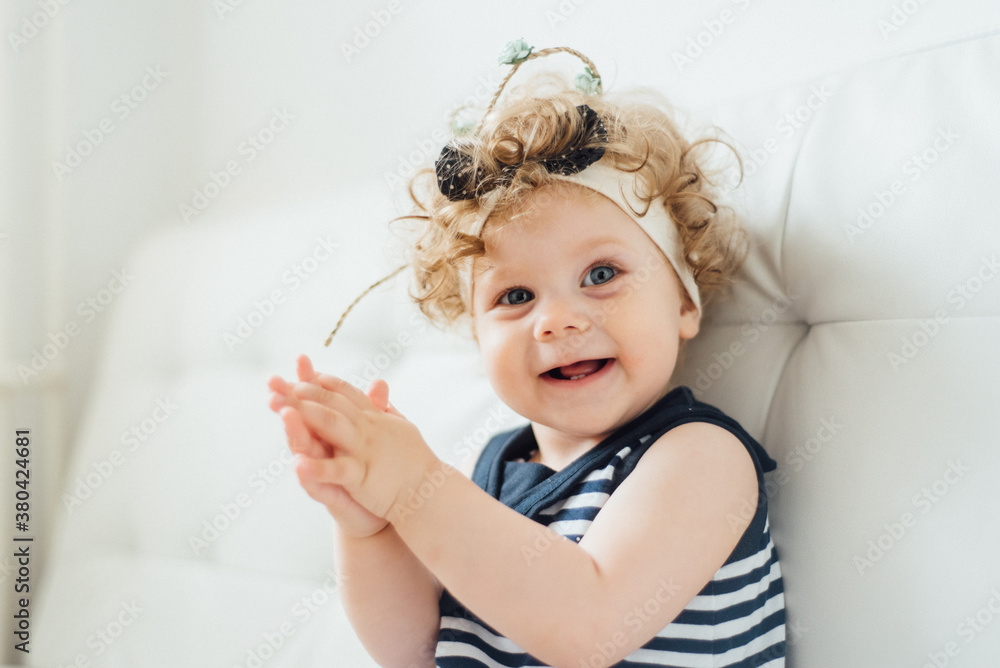 A little girl playing an applause A little girl playing an applause