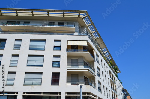 Wallpaper Mural Immeuble moderne d'habitation. Torontodigital.ca