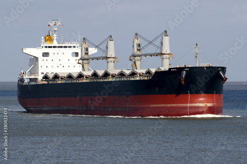 Schwarzes Massengutfrachter mit Ladekränen