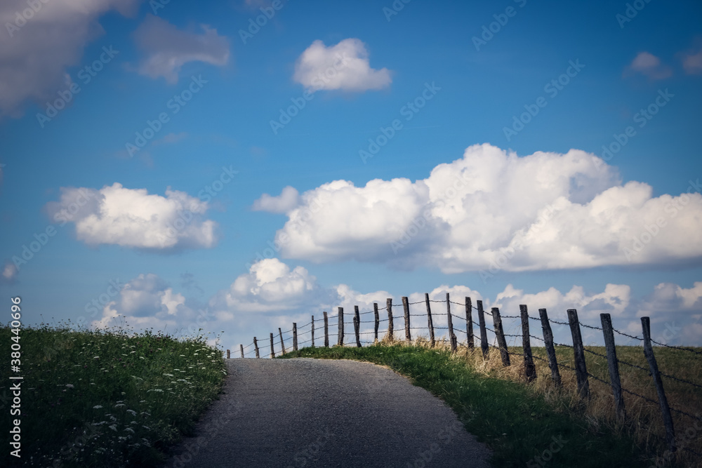 Obraz premium paysage de la campagne avec champs et ciel bleu