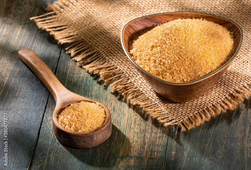 Fotografie Saccharum officinarum - Organic brown sugar in the wooden bowl