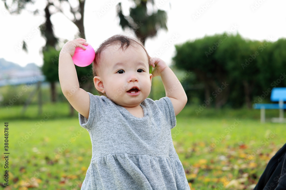 公園で遊ぶ1歳の女の子