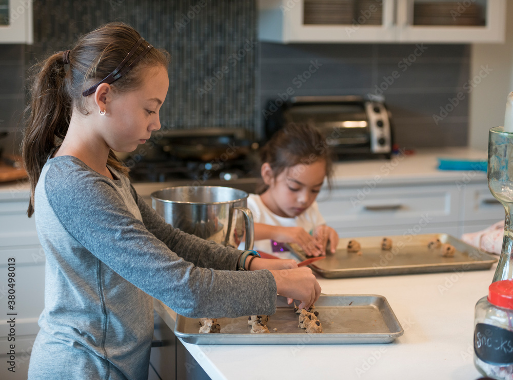 Sisters Baking Chocolate Chip Cookies Sisters Baking Chocolate Chip Cookies