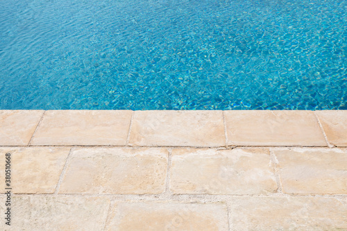 Bild auf Leinwand Bordo piscina di pietra al sole