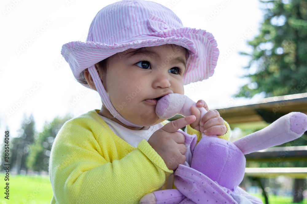 bebe dans un parc bebe dans un parc