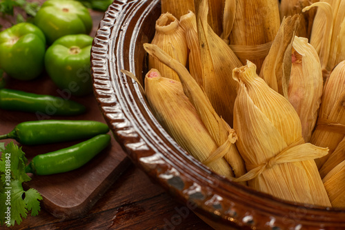 Fotografija Tamales mexicanos hoja de maiz salsa tomatillo verde picantes chile carne platil