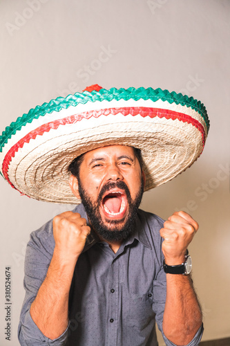 Retrato de hombre joven mexicano hispano latino con sombrero gritando con felicidad emoción dia de la independencia 5 de mayo