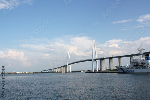 富山湾の新湊大橋と青空