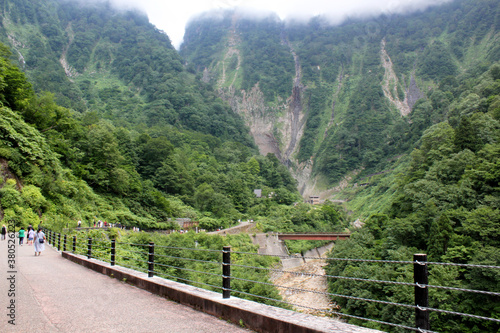 日本の観光地　称名滝へ向かう山の歩道　