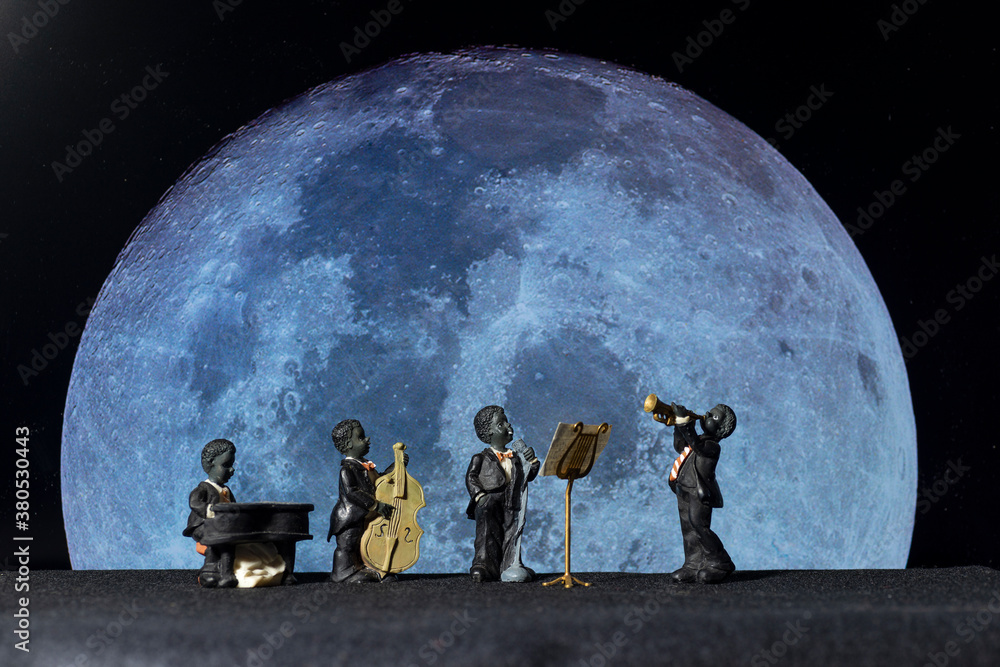 Obraz premium Music performance against a background of moon