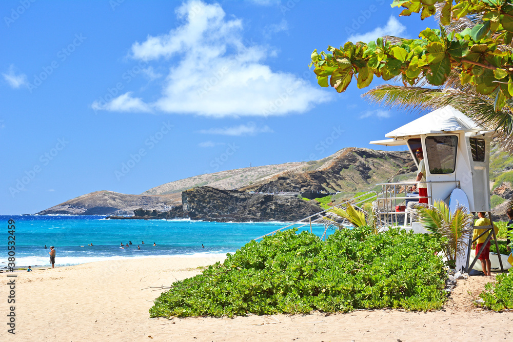 Fototapeta premium lifeguard station overlooking tropical beach at Sandy Beach on Oahu, Hawaii. 