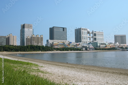 お台場のビル群とおだいばビーチ（東京都）