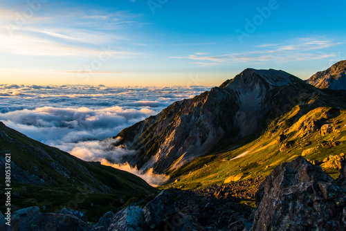 朝焼けの杓子岳と白馬鑓ケ岳