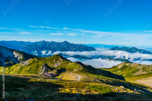 杓子岳と白馬鑓ケ岳と後方にそびえ立つ立山連峰と剱岳
