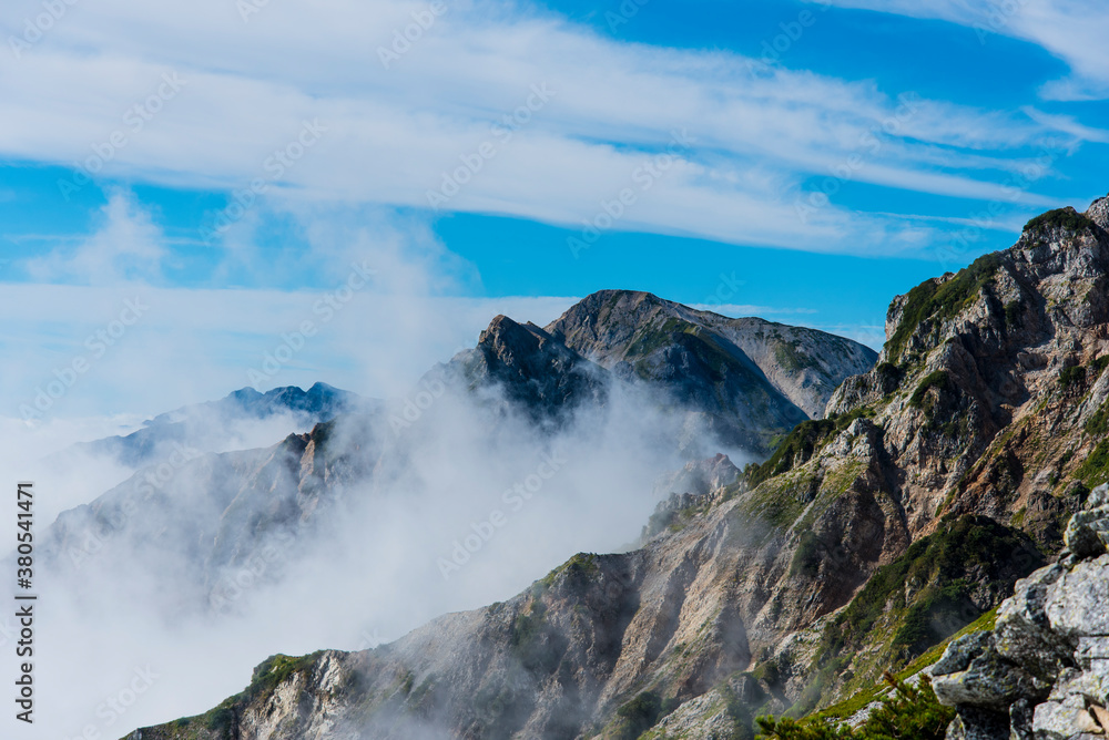 霧に包まれる杓子岳と白馬岳山頂