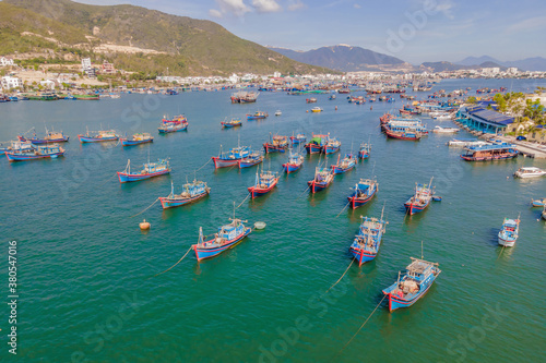 Foto Vietnamese boats on the river. River pollution