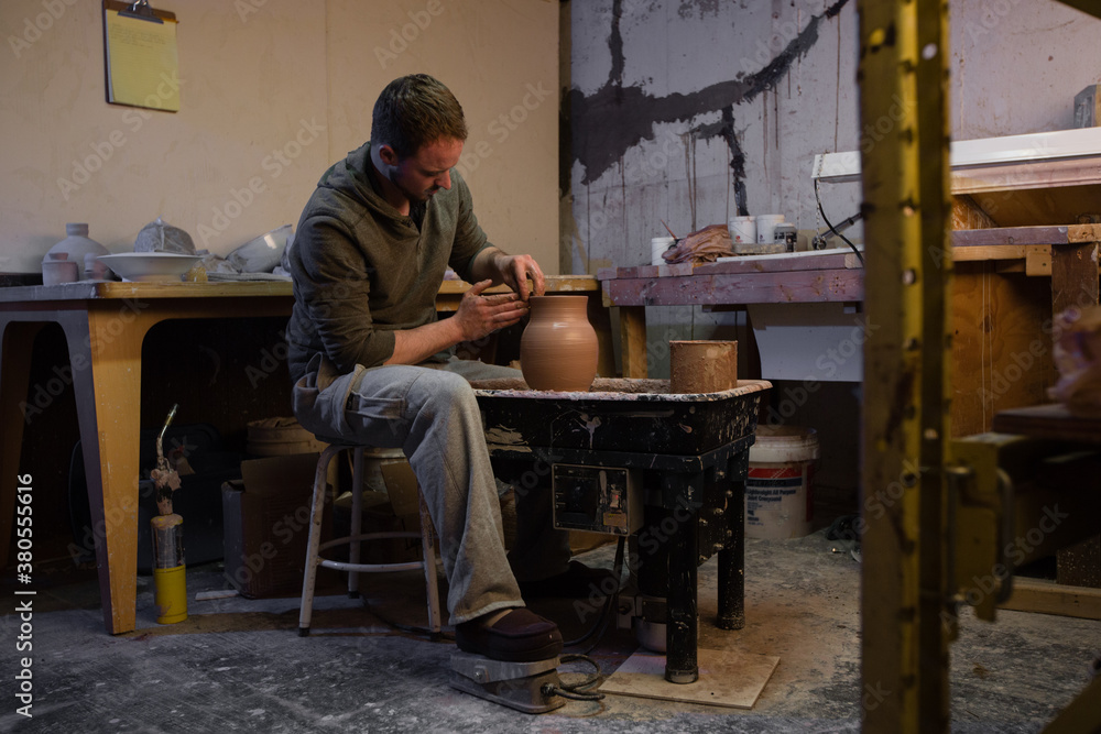 Potter throws a vase Potter throws a vase