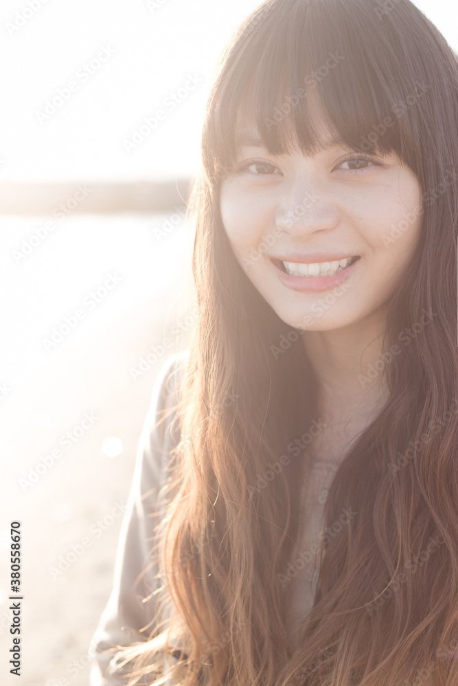 Fototapeta premium 夕陽とロングヘアの女性の顔