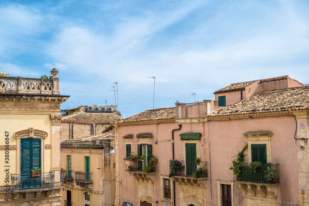 Schöne alte mediterrane Bauwerke in der Altstadt von Noto auf Sizilien