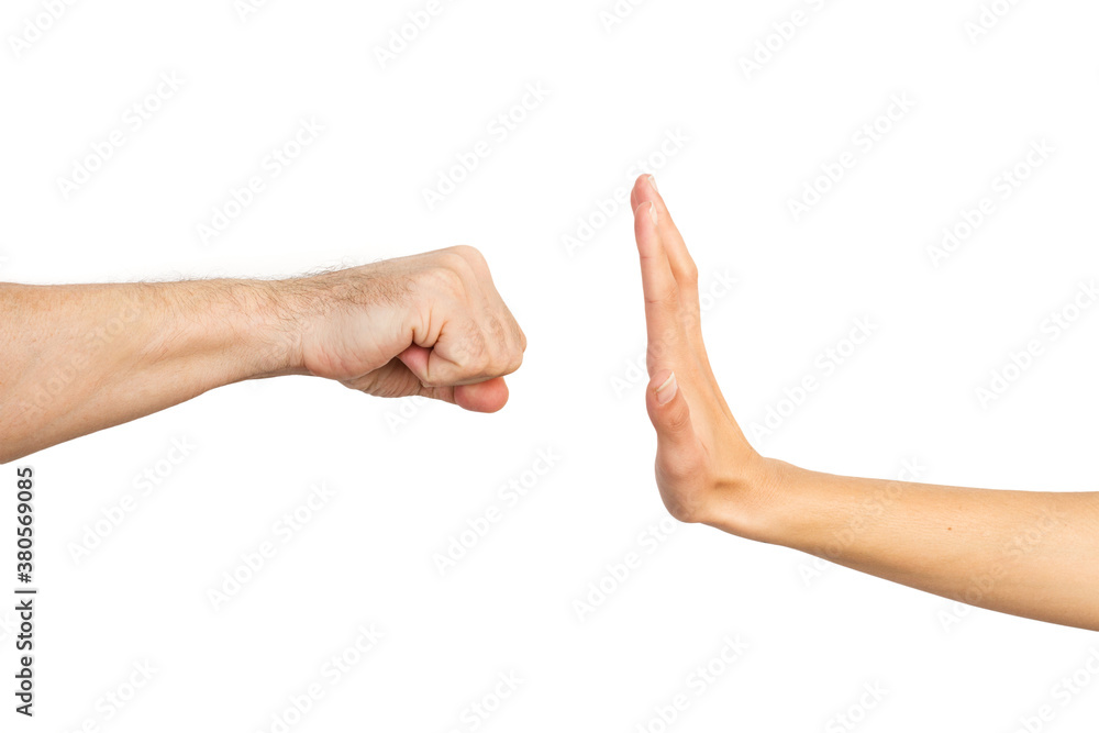 Mujer que usa la palma de la mano para detener el golpe de un hombre del ataque violento sobre un fondo blanco liso y aislado. Vista de frente. Copy space. Concepto: Violencia de género. Mujer que usa la palma de la mano para detener el golpe de un hombre del ataque violento sobre un fondo blanco liso y aislado. Vista de frente. Copy space. Concepto: Violencia de género.