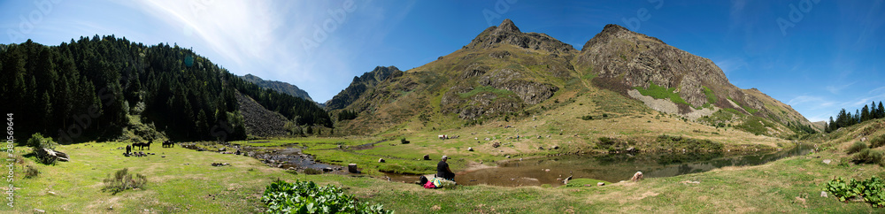 Obraz premium Vue panoramique du lac d'Estagnol dans les Pyrénées françaises