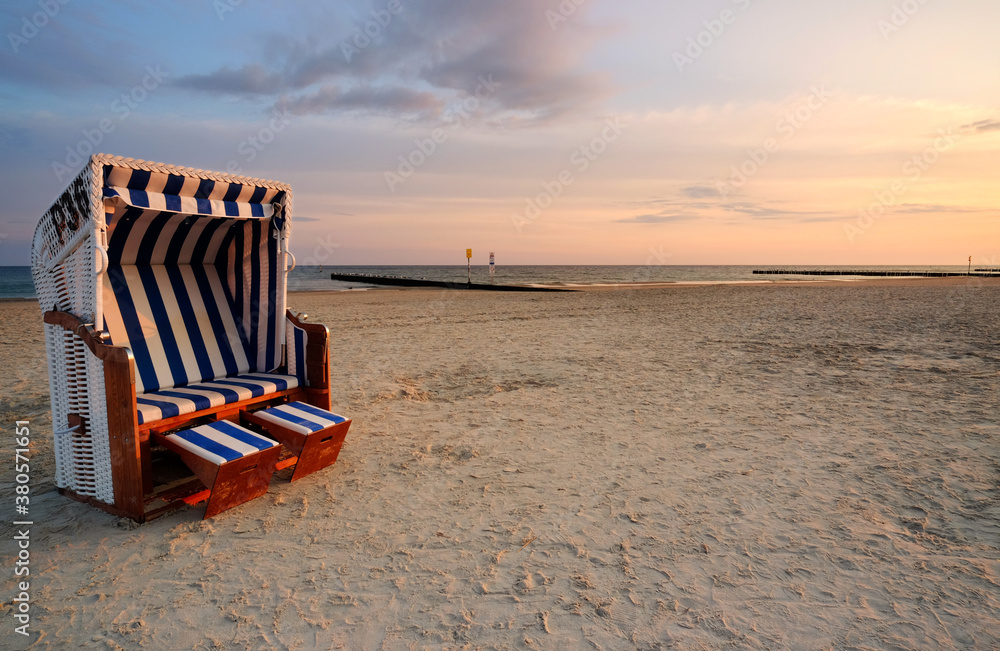 Wybrzeże Morza Bałtyckiego ,letni poranek, kosz plażowy, plaża, Kołobrzeg, Polska.
