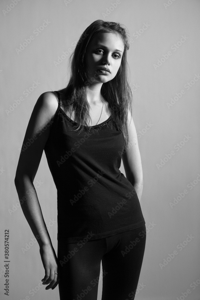 Naklejka premium Young beautiful girl posing in studio