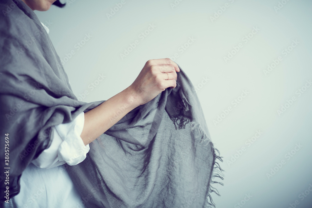 ストールを羽織る女性 Stock Photo | Adobe Stock