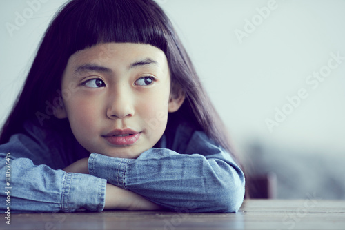 机に伏せる女の子