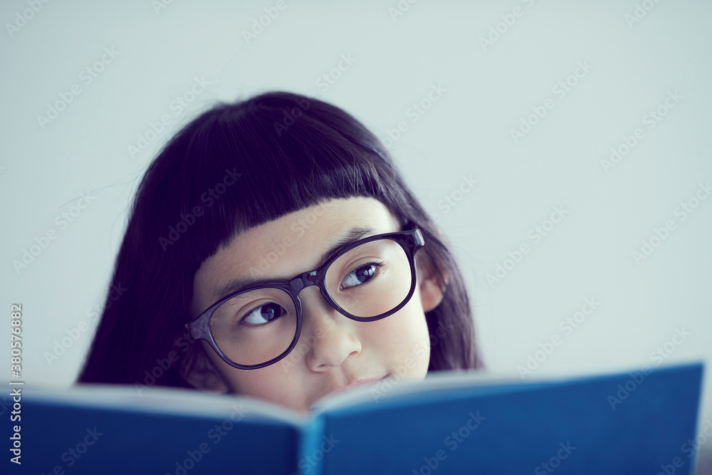 本を読むメガネをかけた女の子 本を読むメガネをかけた女の子