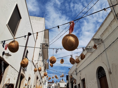 Uliczna dekoracja Alberobello, Italia.