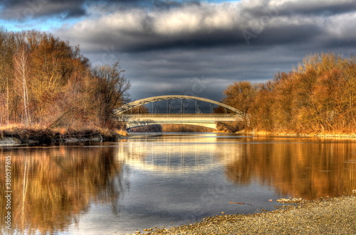 Lech, Augsburg Hochzoll, Eisenbahnbrücke mit Spiegelung © Oliver