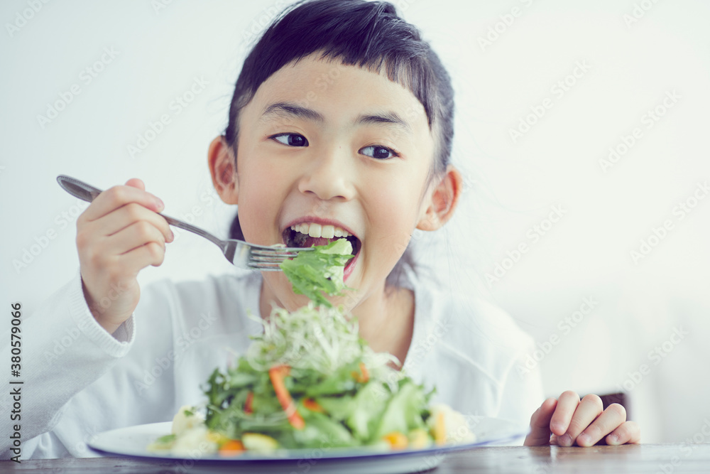 サラダを食べる女の子