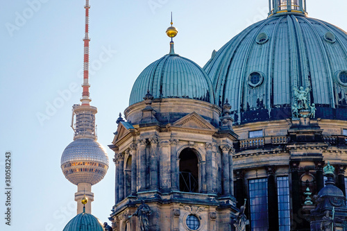 Photography blick auf die kuppeln vom berliner dom und den Fernsehturm im Hintergrund