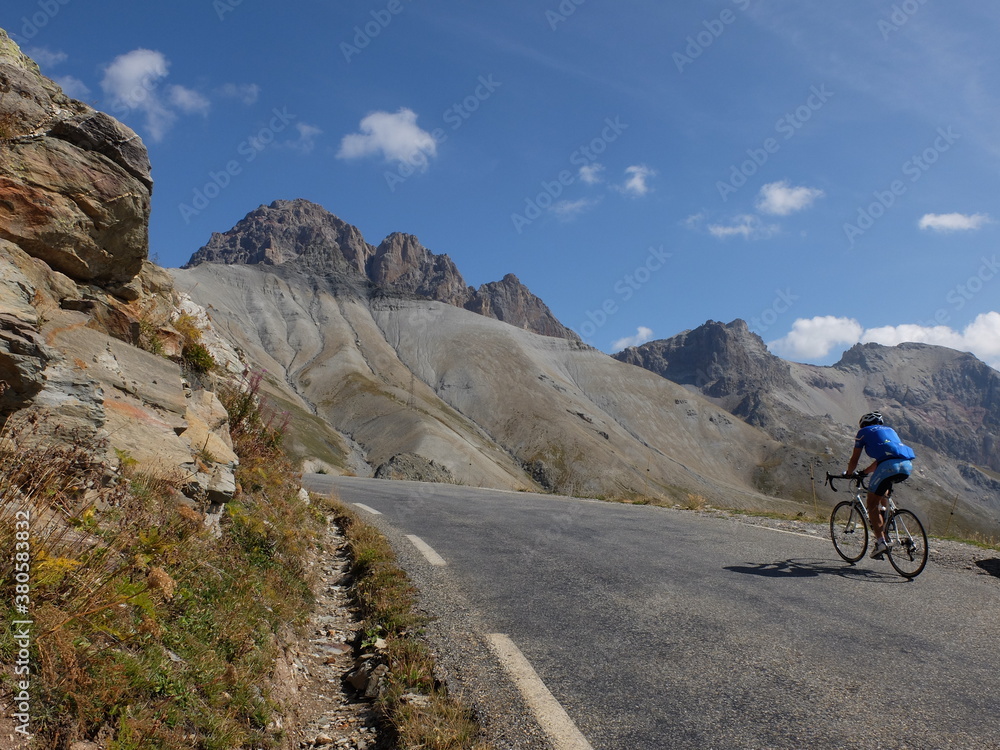 cycliste en montagne à vélo