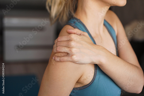 Schilderij op canvas Closeup on fitness woman having pain in shoulder
