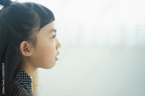 見つめる女の子の横顔 photo