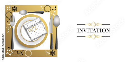 Carte d’invitation or et blanche pour des fêtes raffinées et luxueuses, avec une décoration de table.