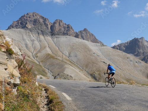 Cycliste    v  lo en montagne dans les alpes au col du Galibier