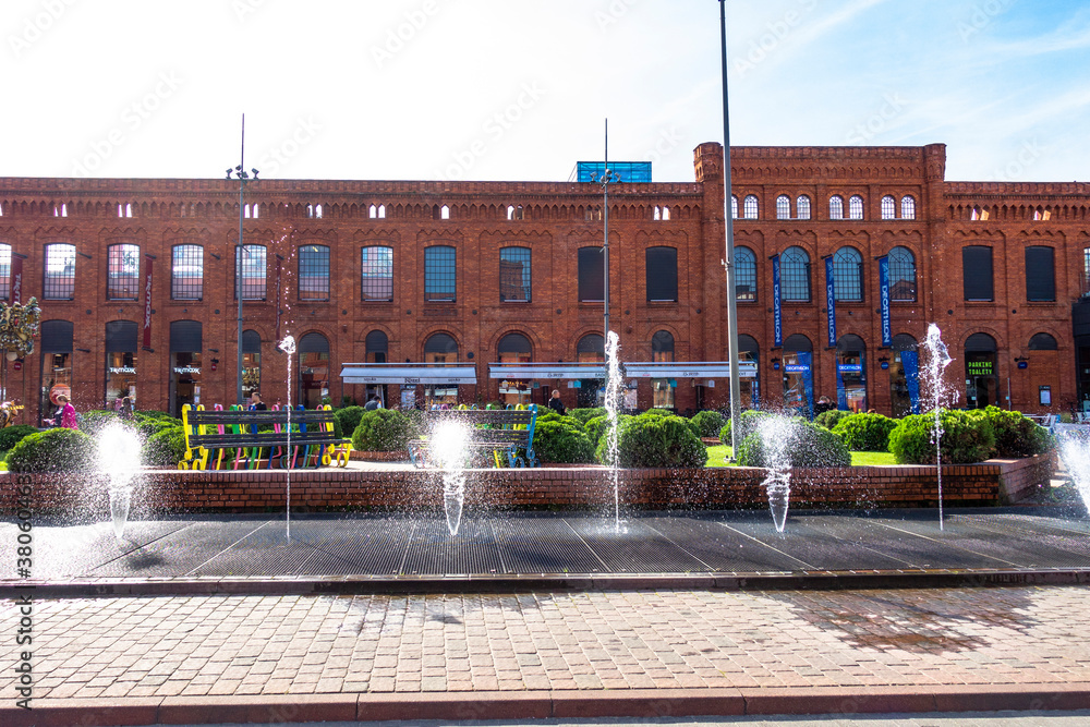 Fototapeta premium Łódź miasto manufaktura chodnik fontanna