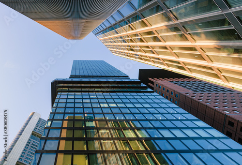 Blick nach oben auf Hochhäuser im Bankenviertel von Frankfurt
 photo
