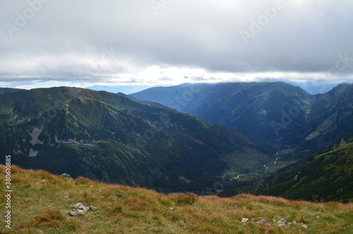 Tatry, widok z Kasprowego Wierchu na Tatry Słowackie po południu późnym latem © Ewa