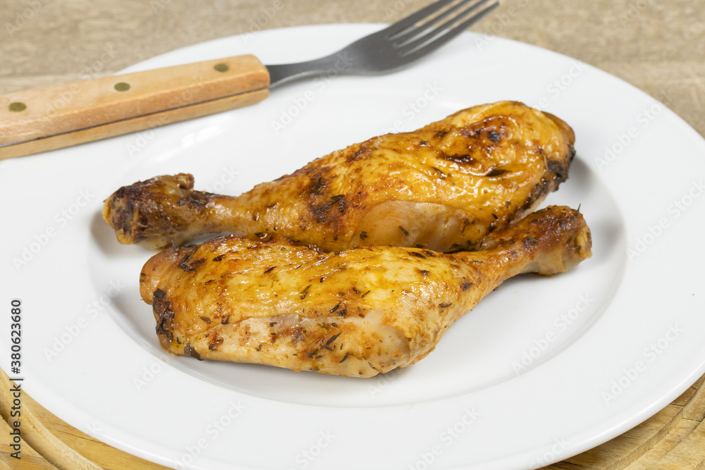 cuisses de poulet rôti dans une assiette cuisses de poulet rôti dans une assiette