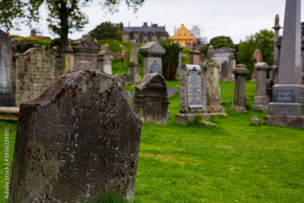 Vieja lapida muy deteriorada en cementerio gótico viejo