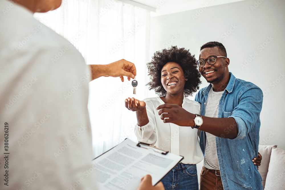 Φωτογραφία Photo of a smiling young couple thanking to the agent for the new house